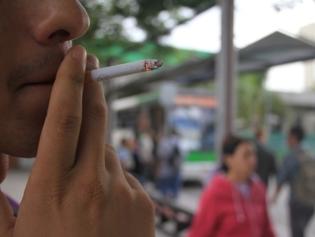 65% dos fumantes apoiam veto ao fumo em ambiente fechado