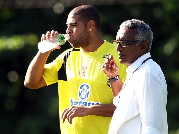 Fora da partida contra o Caracas, Adriano treina no Flamengo