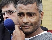 Ex-jogador Rom�rio � multado em R$ 957,70 por se recusar a fazer o teste do baf�metro