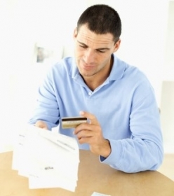 O consumidor brasileiro teve cautela no fim do ano e preferiu pagar contas do que fazer dvidas