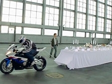 BMW S1000 RR tem motor de 193 cv e atinge os 100 km/h em menos de 3 s