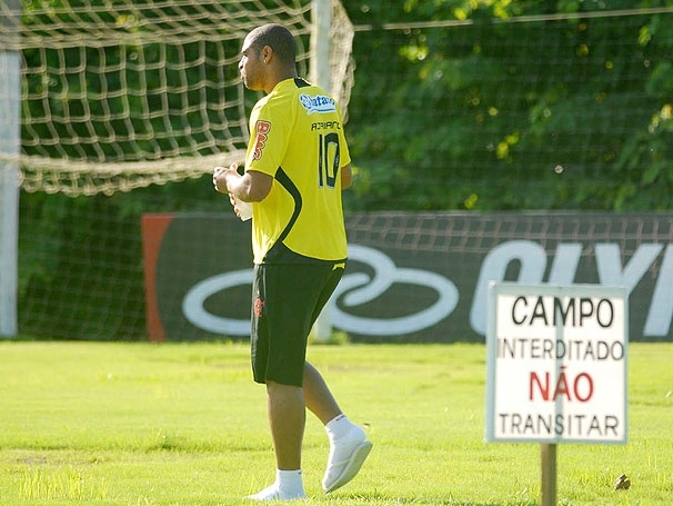 Adriano trabalha separadamente do restante do grupo