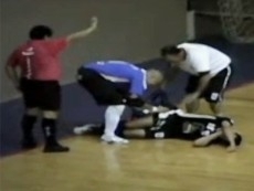 M�e de jogador morto questiona neglig�ncia de respons�veis pela manuten��o do gin�sio