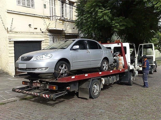 Carro do secretrio apresenta marcas de tiros e manchas de sangue