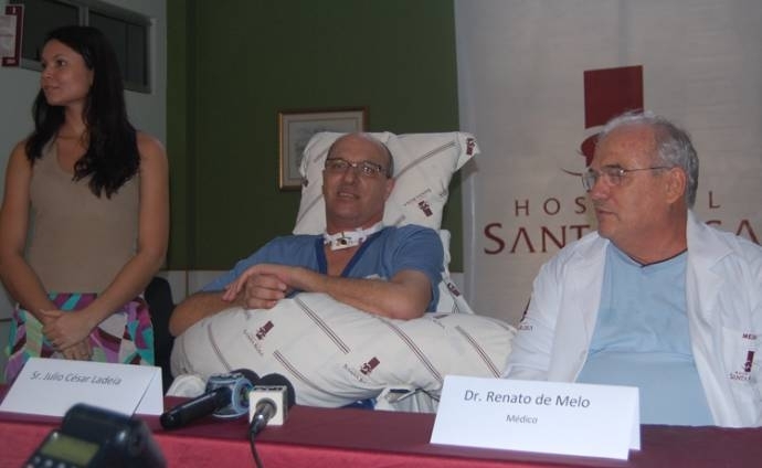 Ladeia em entrevista coletiva um dia antes de receber alta