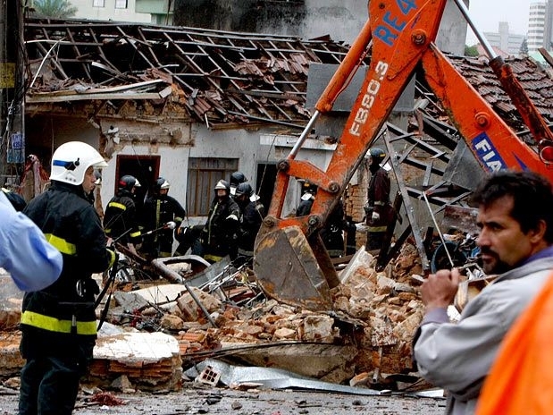 Equipes utilizam retroescavadeira para retirar os destro�os