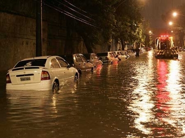 Carros s�o atingidos pela �gua no bairro de Santo Cristo.