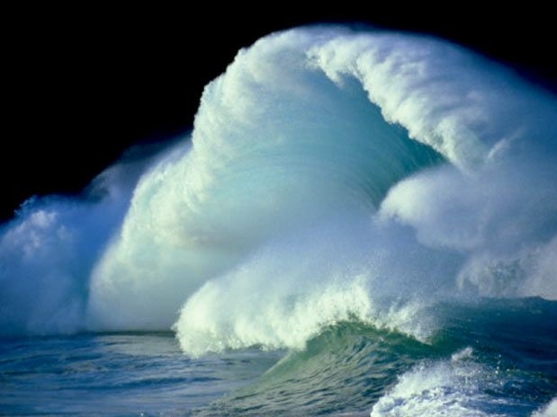 Ondas gigantes chegam a alcanar at 18 metros de altura, o equivalente a um prdio de 6 andares