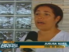 Diretora de escola ensina dan�a sensual a alunos