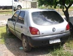 Carro utilizado no assalto deu fuga  quadrilha. Os dois maiores permaneceram nele durante a ao