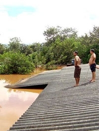 Fazenda invadida pelas �guas em MT