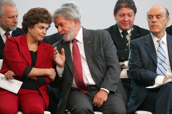 O presidente Lula, a ministra-chefe da Casa Civil, Dilma Roussef, e o governador Jos� Serra (PSDB)