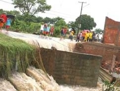 Crregos da Grande Cristo Rei transbordaram e pegaram moradores de surpresa. Populao reclama de entupimento