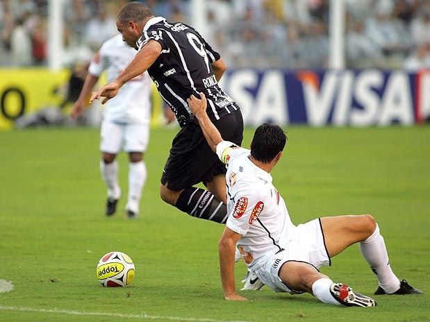 Camisa 9 sofreu falta dura no comeo da partida