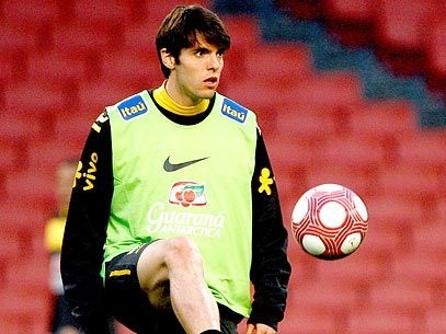 Kak treina com a Seleo Brasileira no Emirates Stadium
