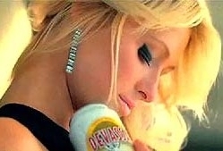 A socialite Paris Hilton  a estrela dos anncios da Devassa Bem Loura