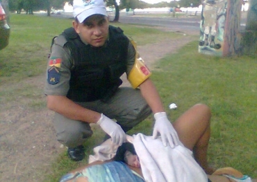 Mulher da  luz embaixo de viaduto
