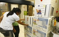 Olhares atentos aos pre�os dos produtos e aos selos de consumo de energia, para n�o impactar no or�amento