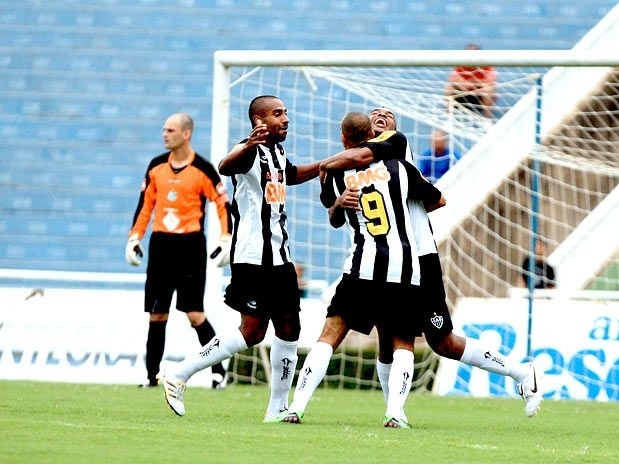 Jogadores do Atltico-MG festejam Obina; Em tarde inspirada, atacante fez trs gols contra o Uberlndia