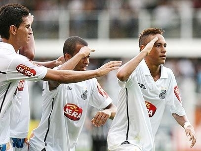 Com boa atuao de Neymar e polmica, Santos vence