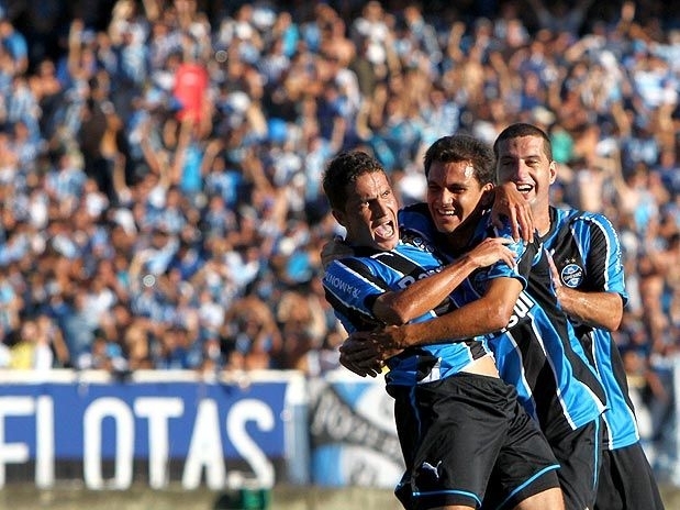 Jogadores do Grmio comemoram o gol de Ferdinando, que deu o ttulo do primeiro turno ao Grmio