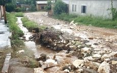 Na rua 3 do bairro Jardim Florianpolis, que no pavimentada, forma-se uma espcie de cachoeira 
