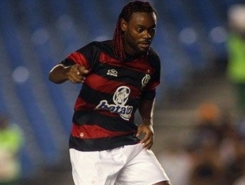 Malandragem de Love impulsiona goleada do Fla em estreia