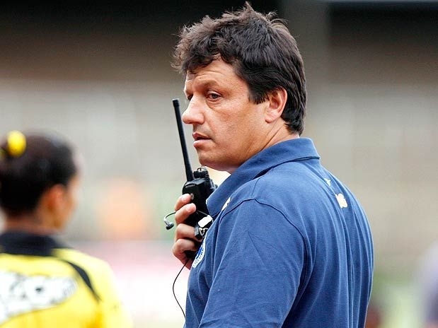 Adilson optou por time misto para enfrentar o lanterna. Cruzeiro jogou mal o primeiro tempo mas se recuperou no segundo