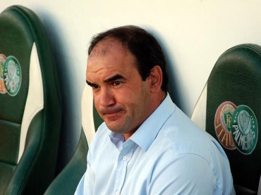 Ricardo Gomes deveria ficar em repouso at a prxima quarta-feira, mas treinador no tem obedecido s ordens mdicas