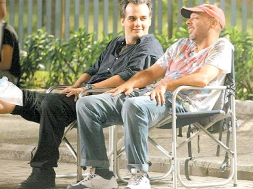 Wagner Moura conversando com o diretor Jos Padilha no intervalo das filmagens de Tropa de Elite 2