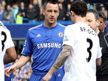 O zagueiro do Chelsea Terry chegou a estender a mo para Bridge, mas este seguiu em frente, deixando o jogador no vcuo