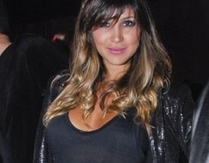 A bela comemora o fato de estar livre, leve e solta