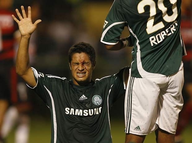 Zagueiro Lo celebra o gol; no lance, palmeirense dividiu com adversrio e acabou cortando o superclio