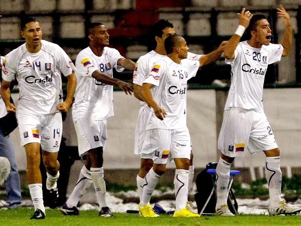 Once Caldas virou no segundo tempo e se isolou na ponta do grupo 2