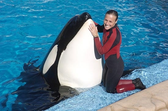 A treinadora Dawn Brancheau, 40, posa para foto durante performance no parque Seaworld, em Orlando (EUA)