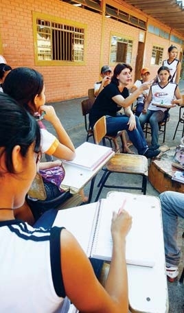 Estudantes e professores reclamam da falta de infra-estrutura na escola, onde falta at gua