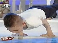 Menino de 5 anos bate recorde de flexes