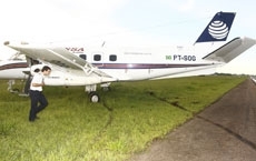 A aeronave teve parte do eixo quebrado no pouso e saiu da pista, mas nenhum dos 15 ocupantes ficou ferido