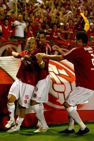 Nei fez o gol de empate com uma bomba de fora da rea