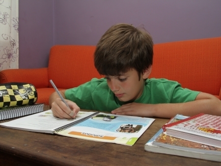 Pais podem evitar ms notas dos filhos se agirem desde j, dizem especialistas