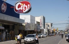 Elvira Aparecida Rosa prefere a calmaria oferecida pelas ruas comerciais da cidade  