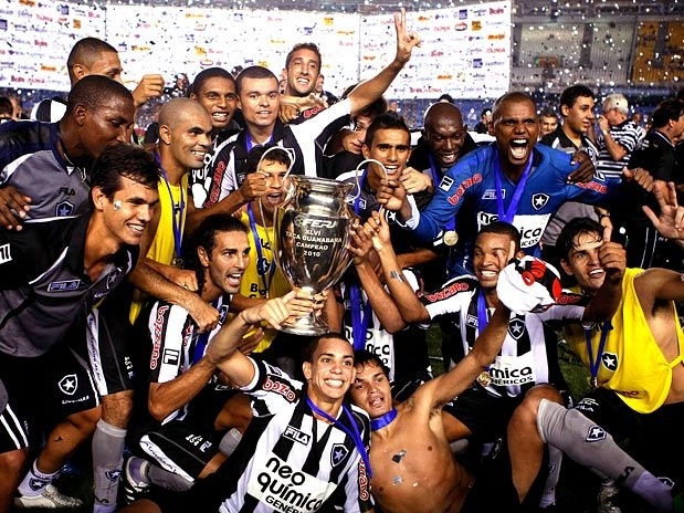 Jogadores do Botafogo comemoram a coqnuista da Taa Guanabara aps vitria sobre o Vasco