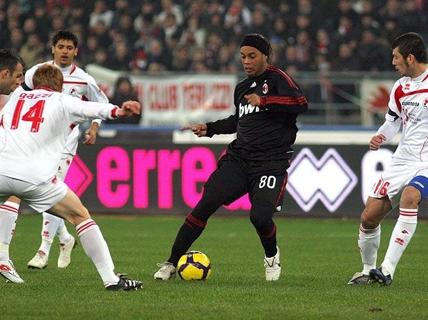 Ronaldinho voltou a ser decisivo neste domingo