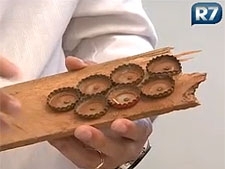 Av� � suspeita de obrigar neta a se ajoelhar em t�bua com tampinhas de garrafa