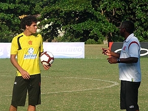 Andrade conversa com Fabrcio no treino