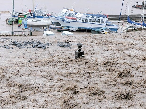 Inundanes atingem o porto de Funchal, na Ilha da Madeira; Portugal enviou equipes especiais para a ilha