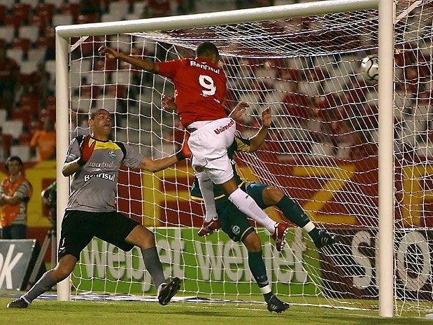 De cabea, Alessandro marcou o primeiro para o Inter, classificado para as semifinais