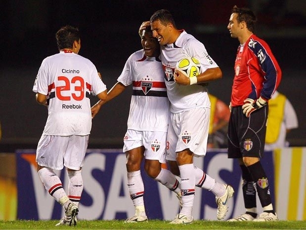 Washington comemora o primeiro gol do So Paulo na vitria sobre o Barueri
