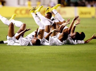 Santistas comemoram primeiro gol de Robinho