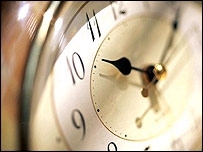 Relgios devem ser atrasados em uma hora  meia-noite de sbado